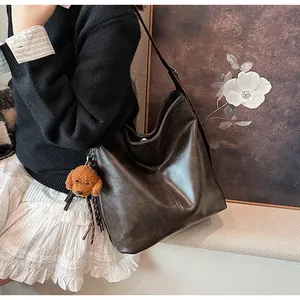 Sac seau vintage marron foncé de grande capacité avec un pendentif en peluche d'ourson