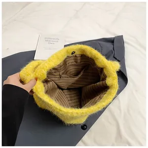 Dettaglio della fodera a righe della borsa tote in peluche con tasca interna e chiusura magnetica
