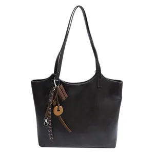 Borsa tote vintage grigio scuro da donna in morbida pelle con ciondolo decorativo
