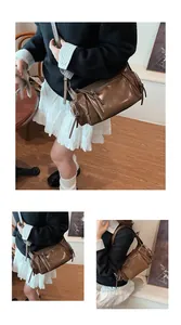 Détail du sac à bandoulière vintage en similicuir marron avec poches zippées multiples
