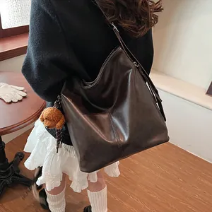 Grand sac fourre-tout marron en cuir avec breloque peluche et large bandoulière