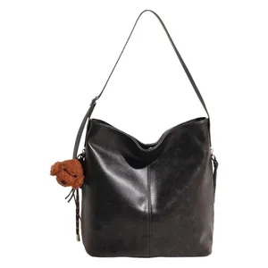 Sac hobo minimaliste en cuir PU noir avec bandoulière réglable et pendentif ours brun