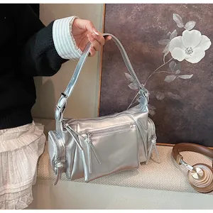 Détail du sac bandoulière argenté métallisé avec zips et large bandoulière réglable