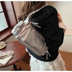Sac bandoulière argenté métallisé avec fermetures éclair et pompons au style de vie