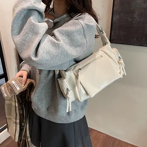 Sac sous le bras rétro crème en similicuir avec plusieurs zips et bandoulière large