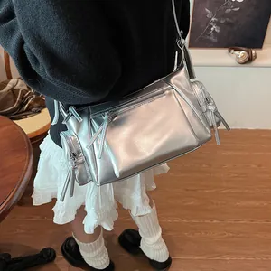 Sac bandoulière vintage argenté Y2K avec fermetures éclair multiples et fini métallisé