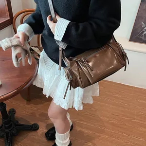 Sac sous le bras marron brillant vintage avec plusieurs fermetures éclair et sangle