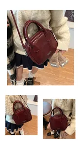 Detailansicht der weinroten Retro Leder Boston Bag mit Steppmuster und Handgriffen