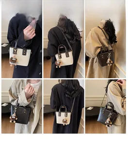 Sac seau élégant pour femme en cuir crème et marron foncé présenté sous divers angles