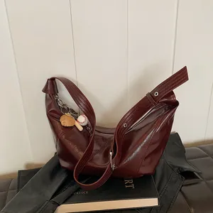 Bolso Hobo de Cuero PU Pulido Vintage para Mujer Bolso de Hombro con Forma de Luna de Gran Capacidad y Colgante Deportivo