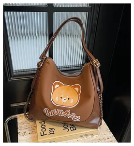 Détails du sac fourre-tout marron avec broderie d'ours et bandoulière en chaîne dorée