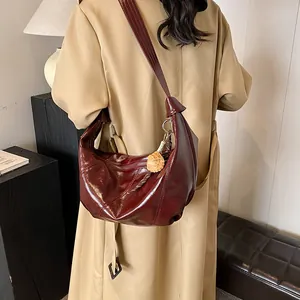 Bolso hobo chic color burdeos oscuro en cuero sintético con colgante de galleta