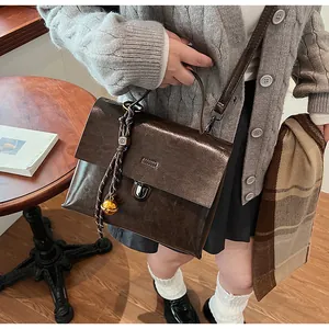 Detail der dunkelbraunen Handtasche aus Öl-Wachs-Leder mit silbernem Drehverschluss