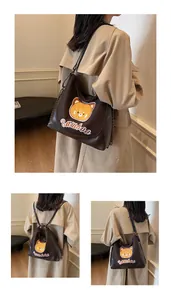 Détail du cabas marron foncé avec broderie ours mignonne et texte Bamboo stylisé