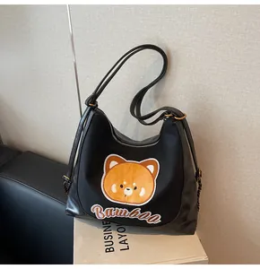 Détail de la broderie d'ours mignon et du lettrage Bambooa sur le sac fourre-tout noir