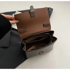 Innenansicht mit drei Fächern und Reißverschlusstasche der zweifarbigen Handtasche
