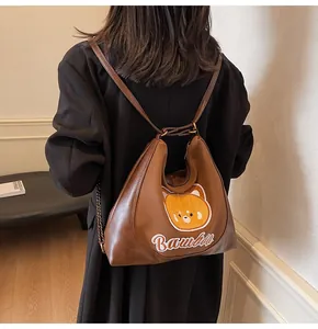 Détail d'un sac bandoulière en cuir PU marron avec broderie d'ours et texte Bambi