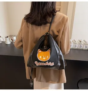 Détail du sac hobo en cuir noir avec broderie panda et texte bamboo sur le devant