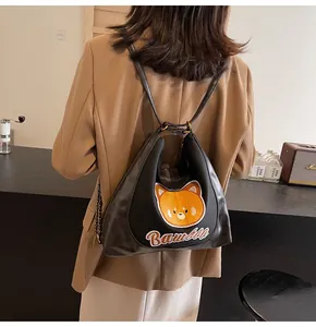 Détail de la broderie ours et du logo Bambilo sur le sac fourre-tout en cuir noir