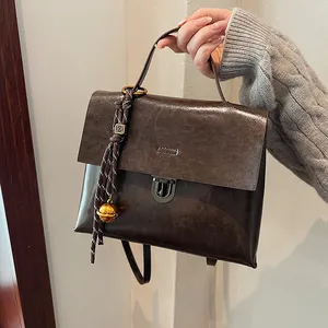 Vintage Damen PU Leder Rucksack Multifunktionale Handtasche Mit Metallschloss Geflochtener Glockenanhänger Wasserdicht Retro Schultasche