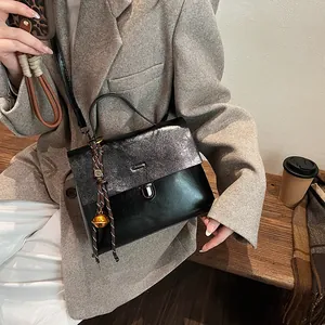 Minimalistische schwarz-silberne Glitzer-Handtasche mit goldenem Glockenanhänger