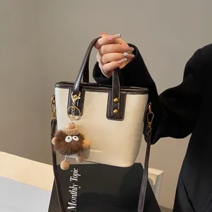 Sac Fourre-tout Mini en Similicuir PU pour Femmes Vintage Sac Seau Carré Avec Pendentif Monstre en Peluche Sac à Bandoulière Pour le Quotidien