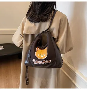 Détail du sac hobo en PU marron foncé avec broderie Shiba Inu et bandoulière