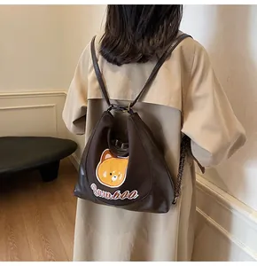 Détail de la broderie d'ours et texte bamboo sur le sac cabas en cuir synthétique brun