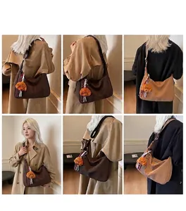 Detailansicht der großen Hobo-Tasche aus braunem Kunstleder mit Plüsch-Hundeanhänger