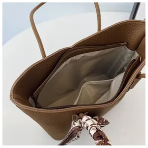 Vue intérieure du grand sac cabas en cuir marron avec détail de foulard géométrique