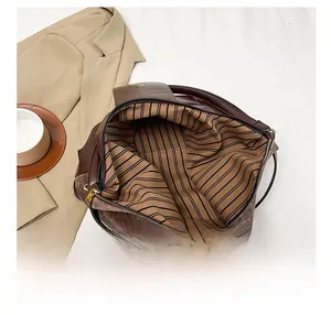 Vue détaillée de l'intérieur du sac fourre-tout rétro avec doublure rayée et fermeture éclair