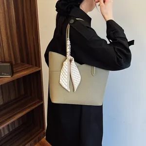 Sac fourre-tout minimaliste en cuir vert clair avec foulard en soie et poche latérale
