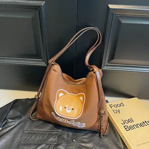 Sac Fourre-tout en Suède Broderie Ours Mignon pour Femmes Grande Capacité Sac à Bandoulière Décontracté Style Mori Avec Chaîne