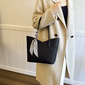Grand sac cabas noir en cuir à motif litchi avec col en V et foulard en soie élégant