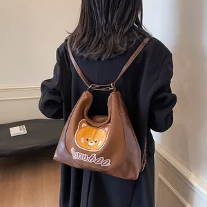 Sac bandoulière marron en demi-lune avec broderie ours mignon et texte bamboo