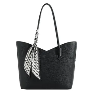 Grand sac fourre-tout noir en cuir grainé avec ouverture en V et foulard en soie géométrique