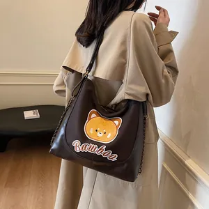 Sac fourre-tout tendance en cuir PU marron foncé avec broderie ours et chaîne métallique