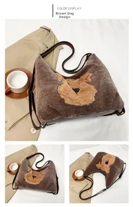 Détail du sac hobo en velours côtelé café avec motif de chien en peluche et sangle
