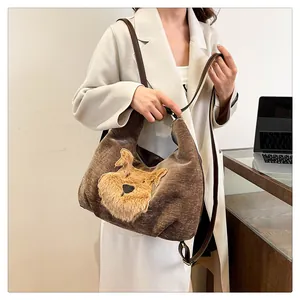 Détail du sac cabas en velours côtelé marron avec une mignonne broderie chiot 3D en peluche