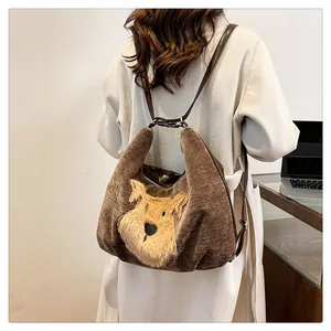 Sac cabas en velours marron avec écusson Schnauzer en peluche sur le dos du modèle