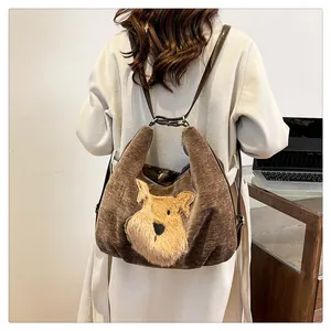 Gros plan d'un sac vintage en velours côtelé avec un patch chien 3D sur un modèle