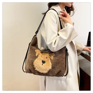 Détail du sac cabas en velours côtelé marron avec écusson de chiot jaune mignon