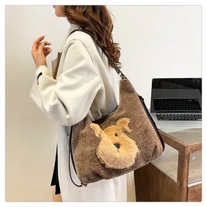Détail du sac cabas en velours côtelé marron avec applique chiot 3D et brides en cuir