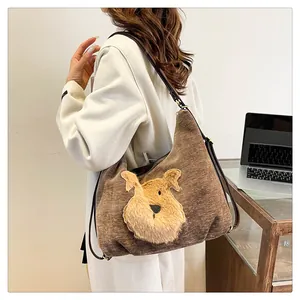 Détail d'un sac cabas rétro en velours côtelé avec patch chiot en peluche et sangle
