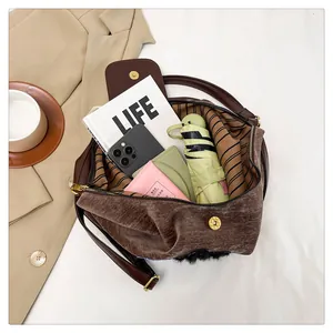 Détails intérieurs du sac fourre-tout vintage montrant compartiments et accessoires