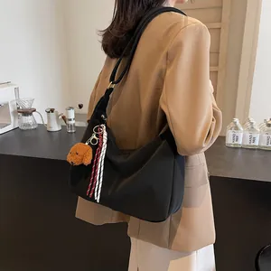 Große schwarze Halbmond-Hobo-Tasche mit Plüsch-Hundeanhänger für den Alltag