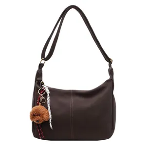 Dunkelbraune große Hobo-Tasche aus PU-Leder mit einem niedlichen Pudel-Plüschanhänger