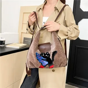 Sac fourre-tout rétro en peluche café avec broderie de chat et lanières en cuir