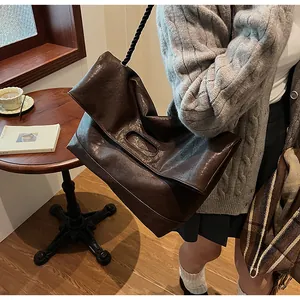 Détail du sac cabas souple marron chocolat avec bandoulière en corde tressée unique