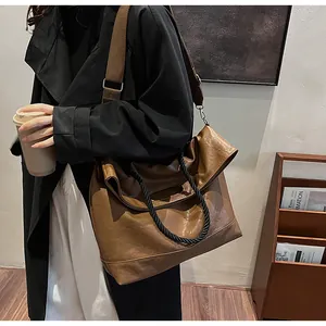 Détail d'un cabas en cuir PU marron souple avec poignée corde et large bandoulière en tissu